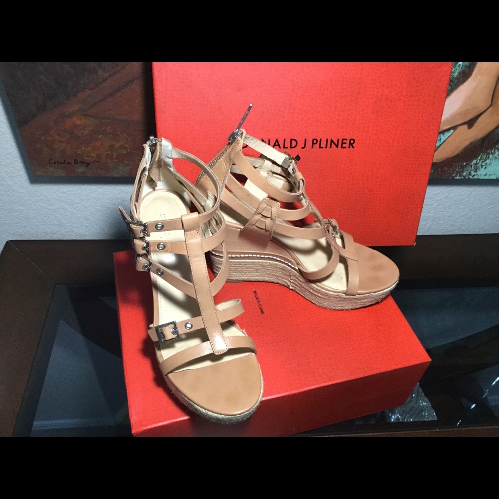 Donald J Pliner Multi buckle wedge sandal - Picture 3 of 5